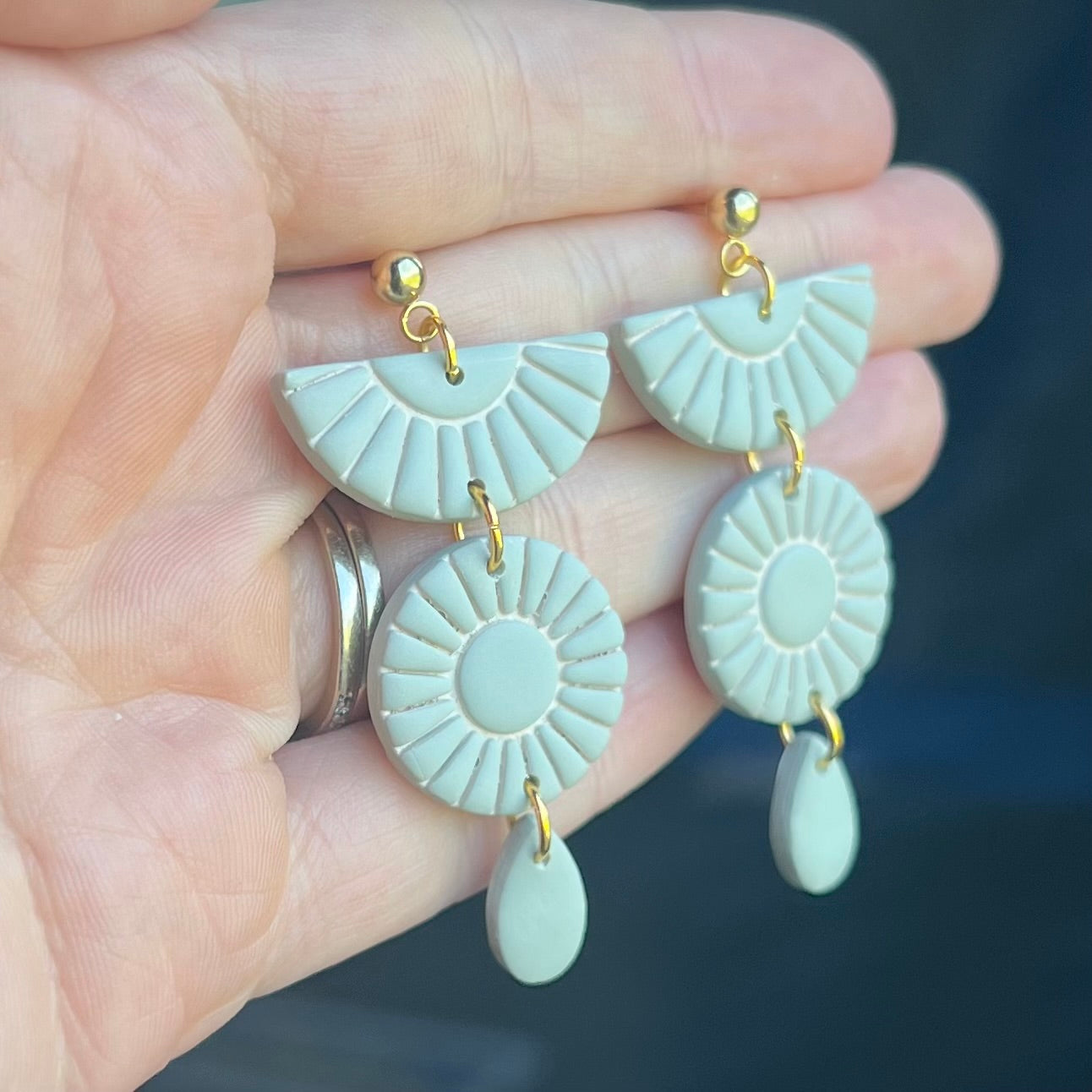 Liana Dangles