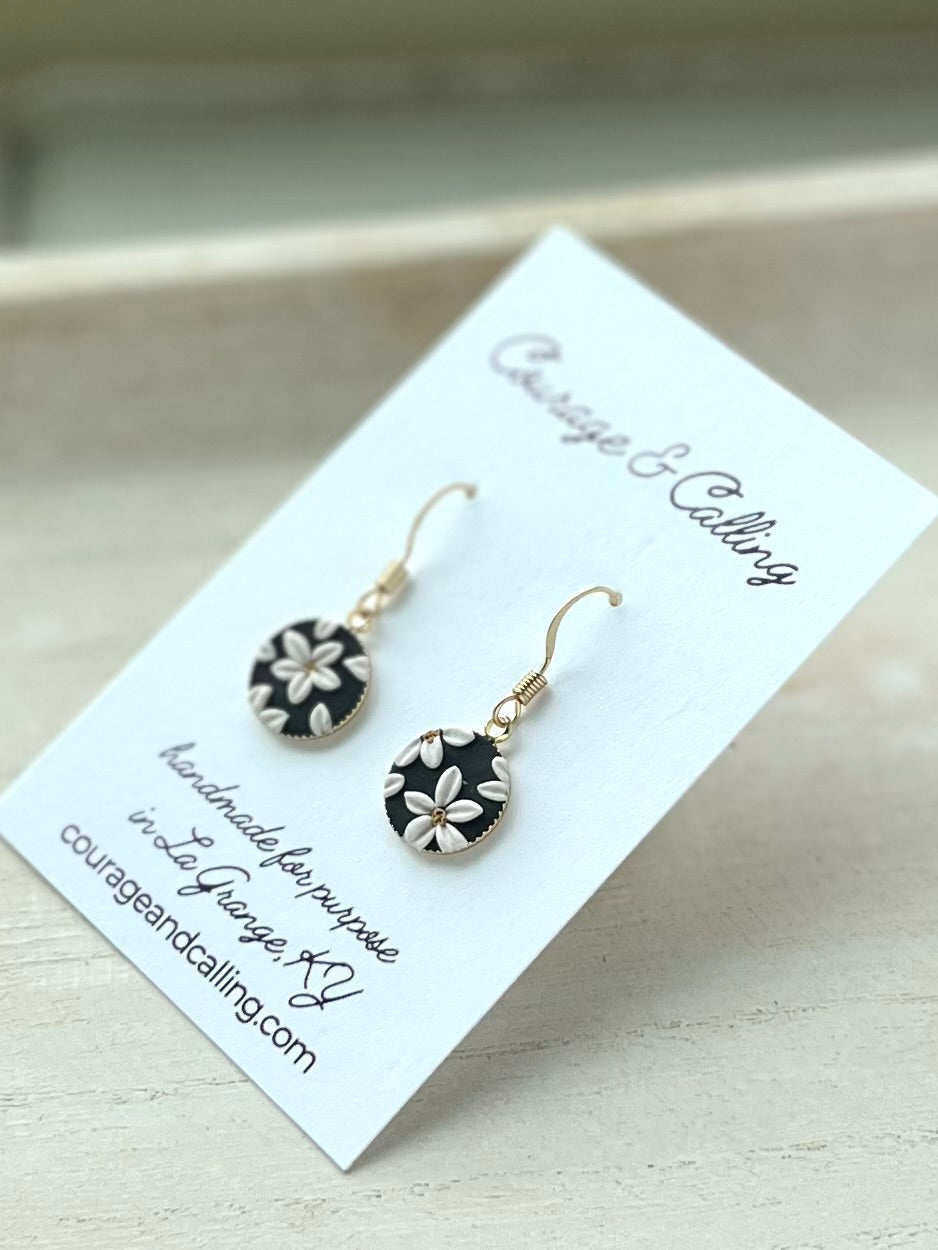 Circle Framed Daisy Charm Dangles in Black
