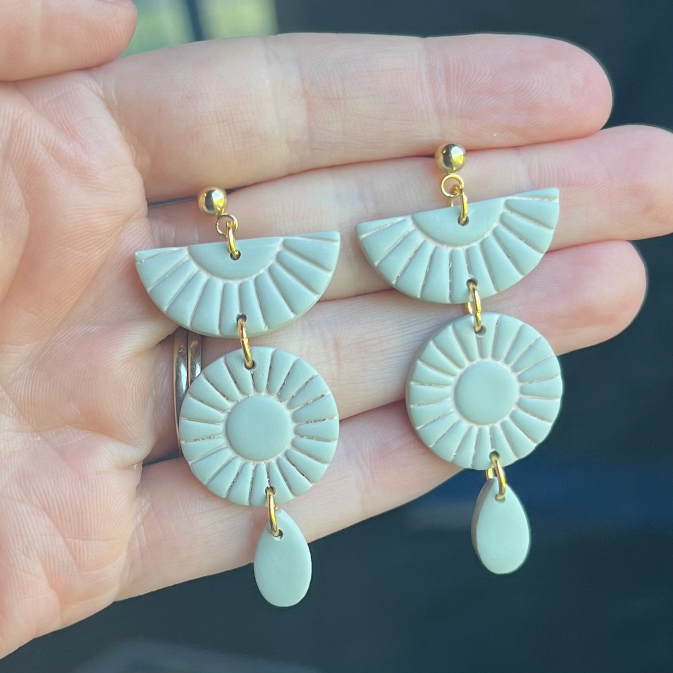 Liana Dangles