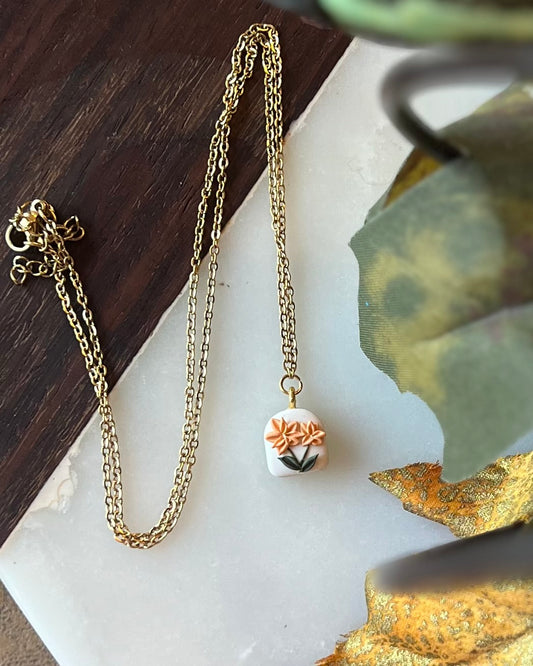 Mini Arch Necklace in Daisy