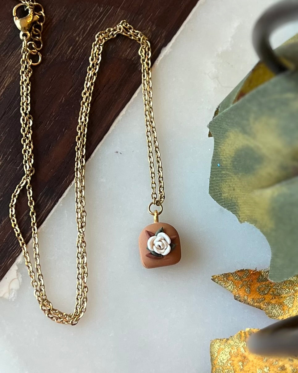 Mini Arch Necklace in Magnolia