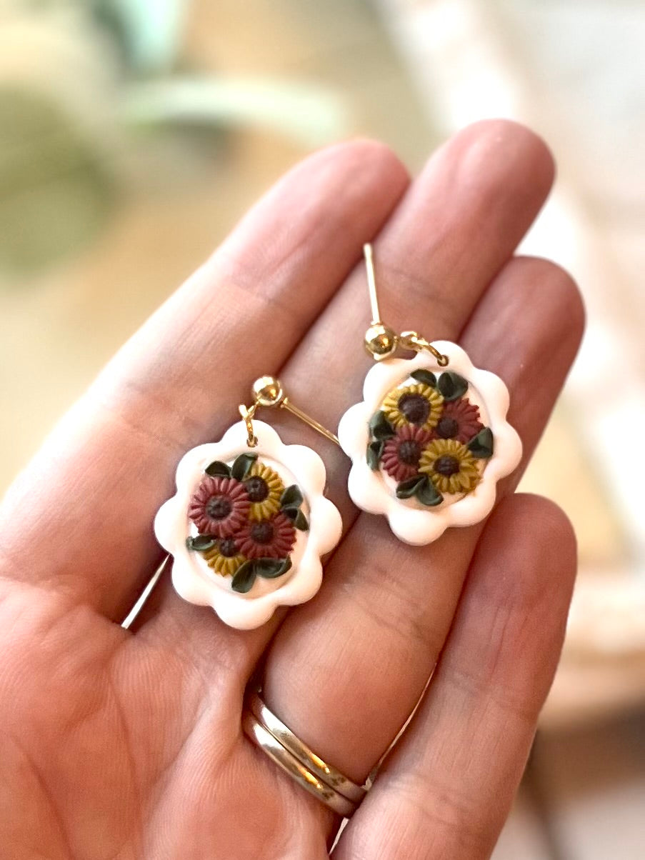 Scallop Oval 2 in Sunflower Bouquet