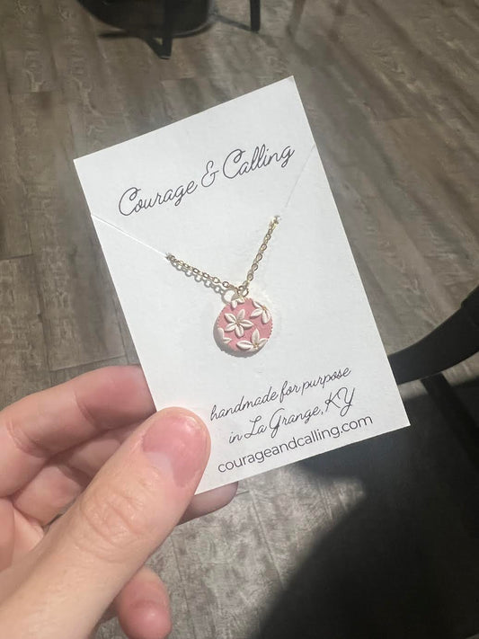Circle Frame Daisy Necklace in Pink