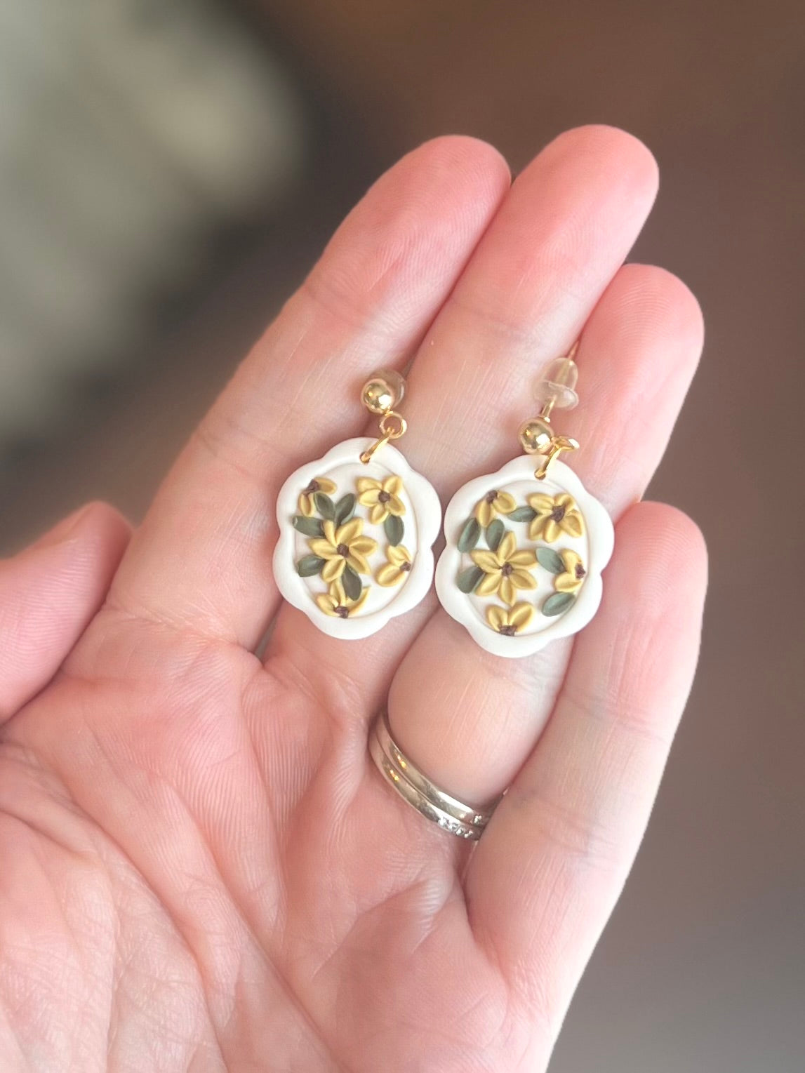 Scallop Oval 1 in Sunflower Pattern