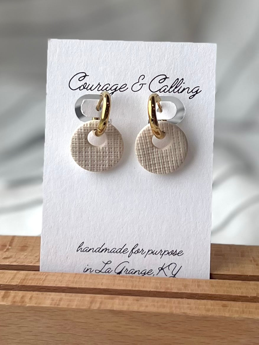 Linen Circle Huggies in Gold