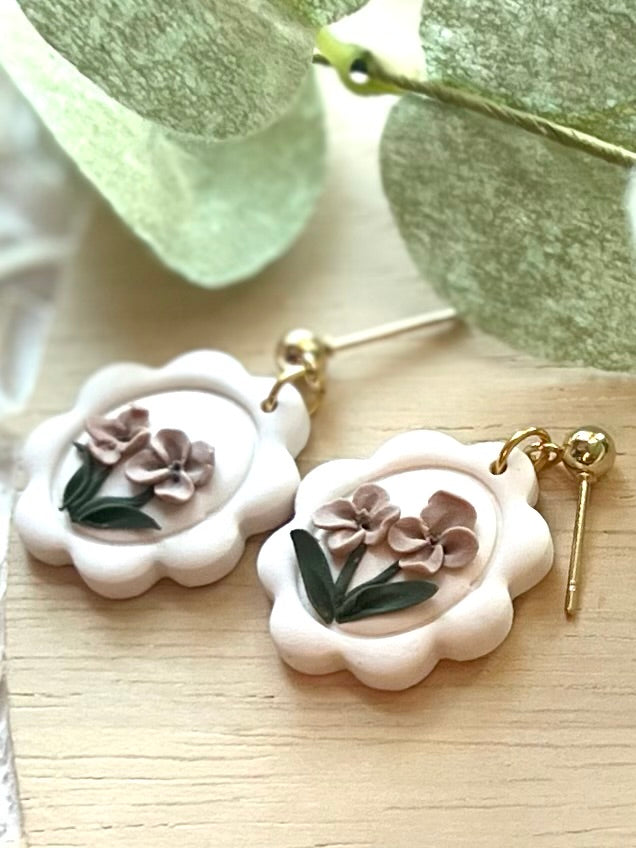 Scallop Oval 2 in Peony