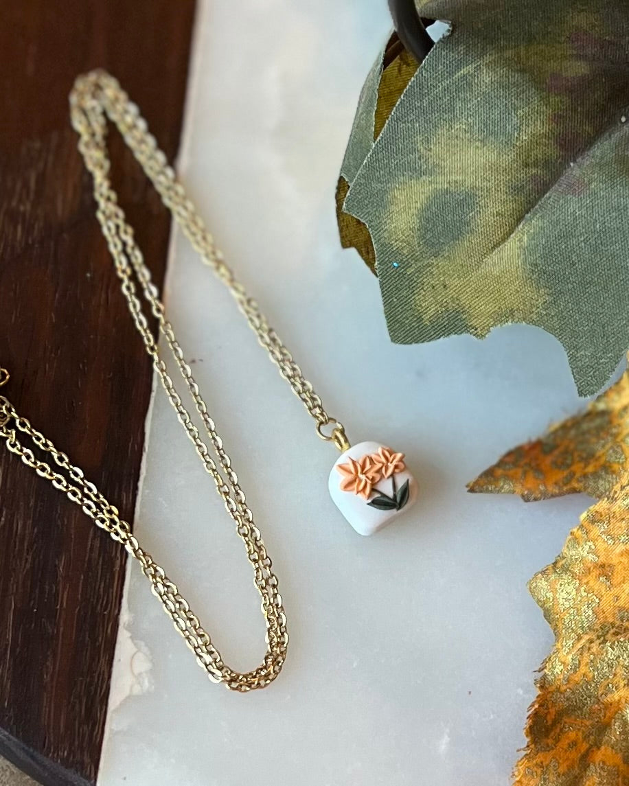 Mini Arch Necklace in Daisy