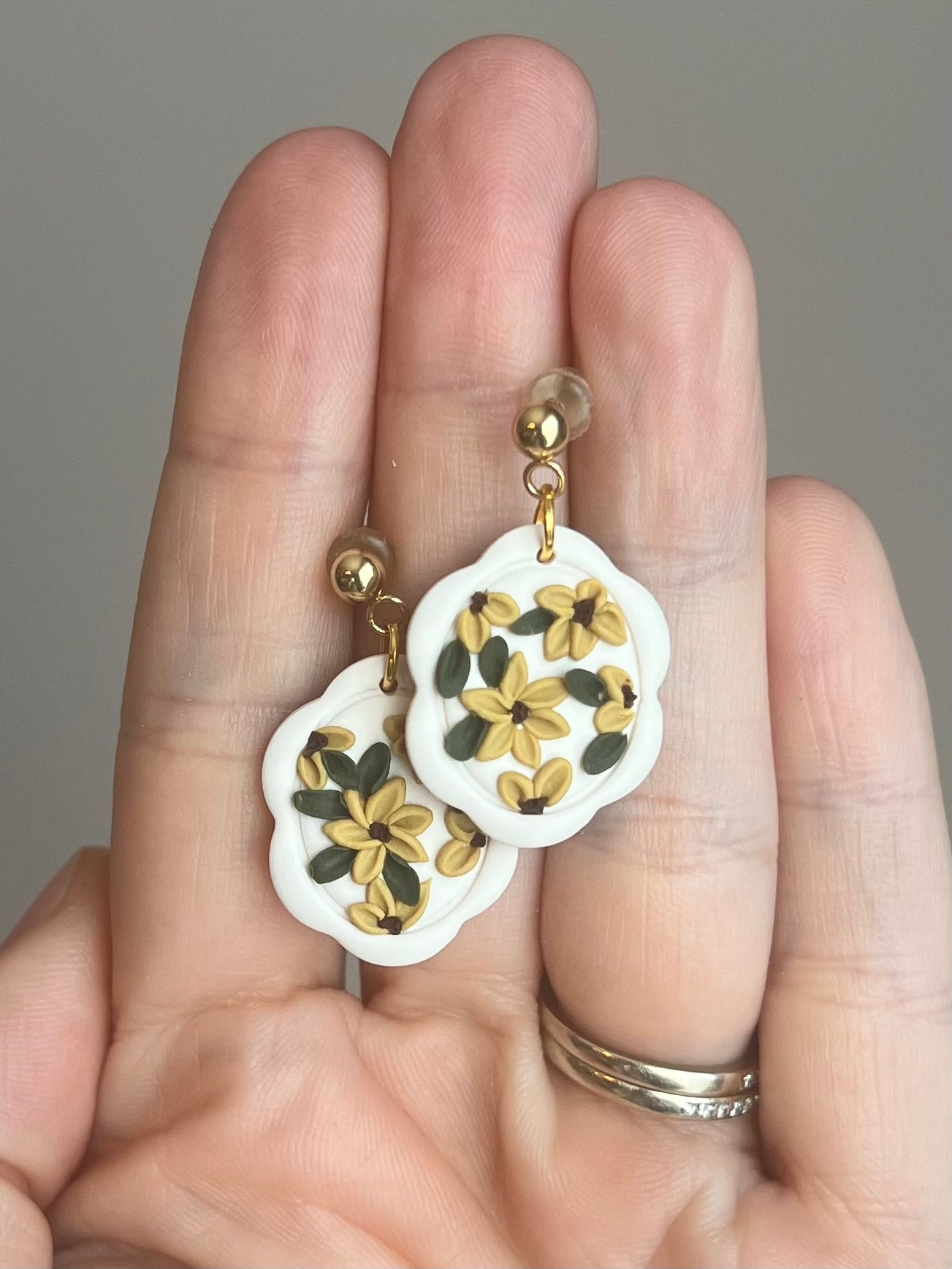 Scallop Oval 1 in Sunflower Pattern