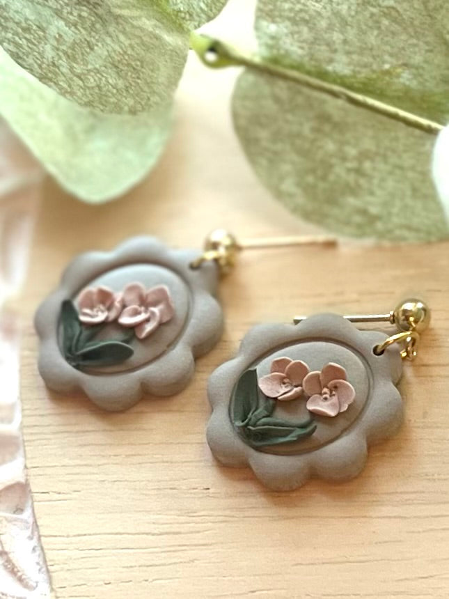 Scallop Oval 2 in Peony