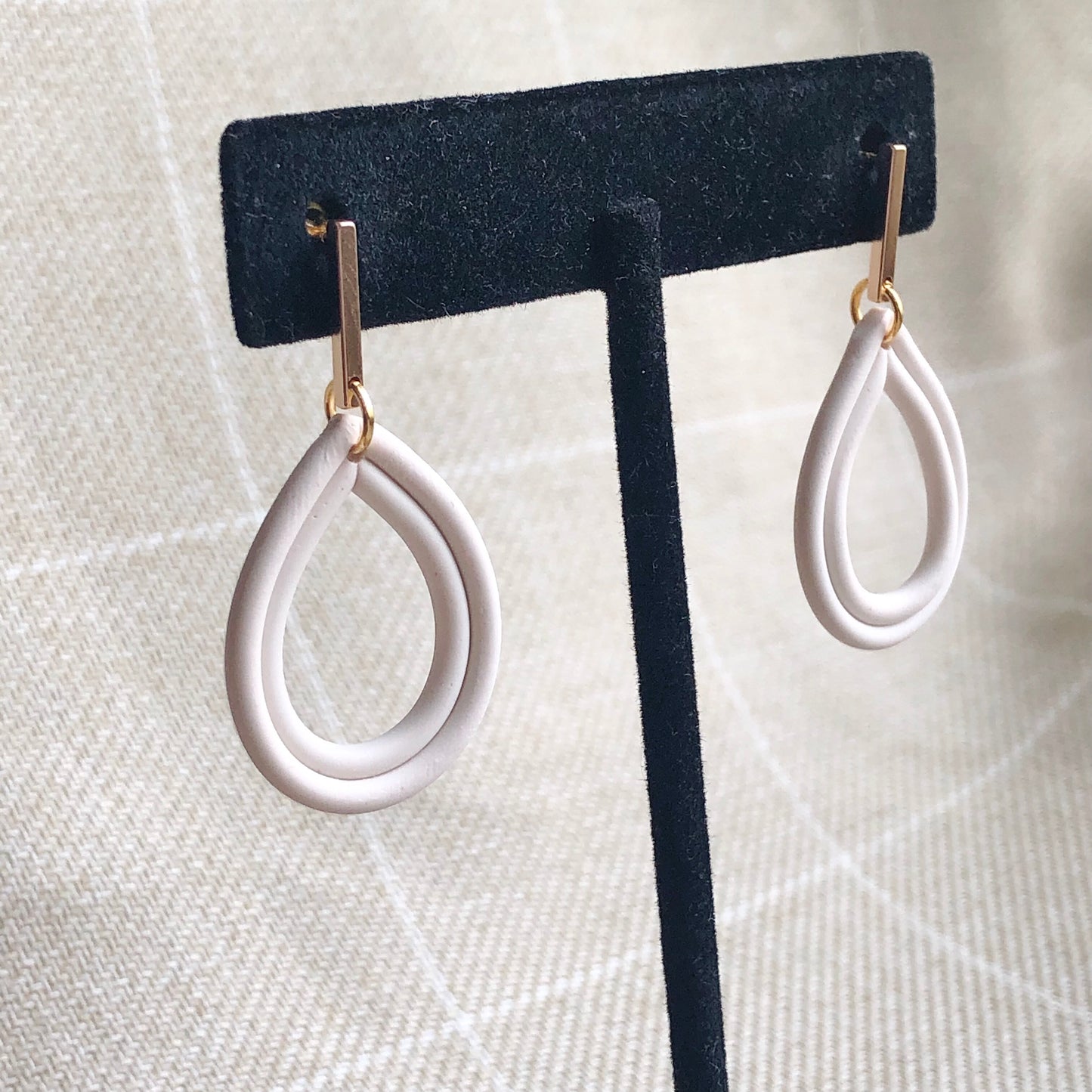Piped Teardrop Dangles in Cream
